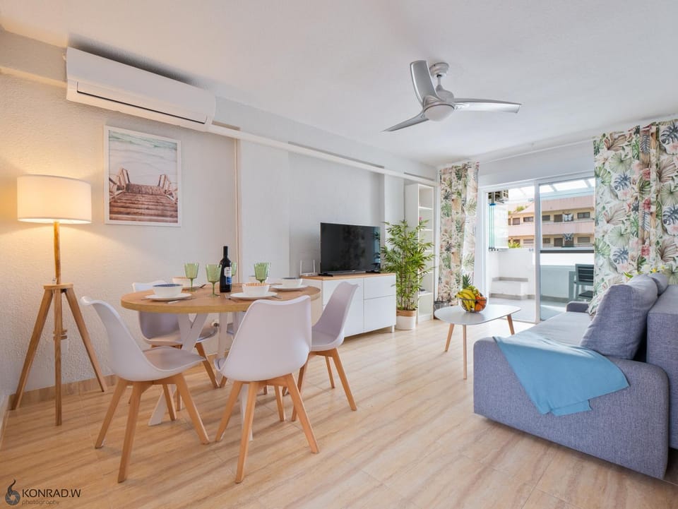 Communal lounge/ TV room, TV and multimedia, Living room, Seating area, Dining area, Evening entertainment, fireplace, air conditioner