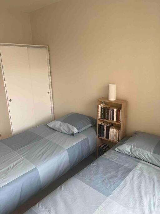 Super 3 pcs et Parking aux portes de Paris et stade de france à proximité des sites touristiques parisiens Montmartre , champs Élysée ,châtelet etc et des transports métro,RER ,wifi disponible Apartment in Île-de-France