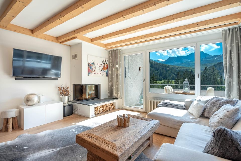 TV and multimedia, Living room, Seating area, Mountain view