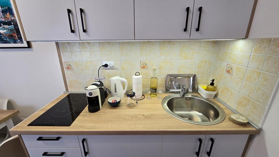 Coffee/tea facilities, Kitchen or kitchenette, stove