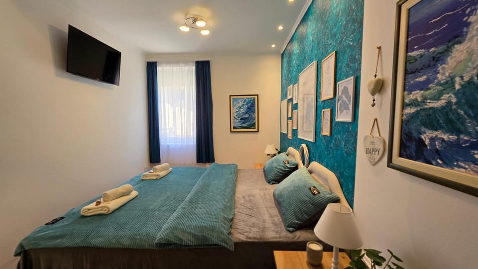 Bed, TV and multimedia, Photo of the whole room, Bedroom, towels