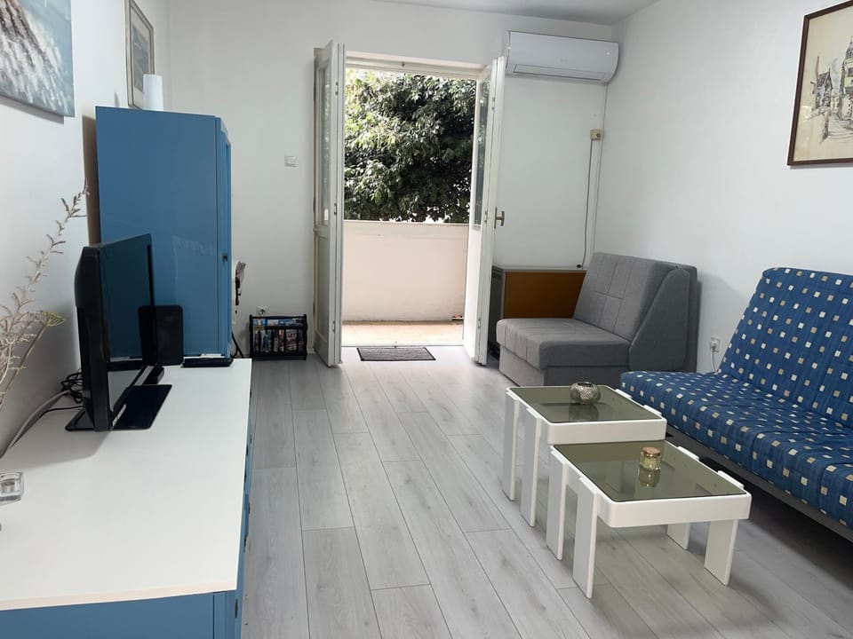 TV and multimedia, Living room, Seating area, air conditioner