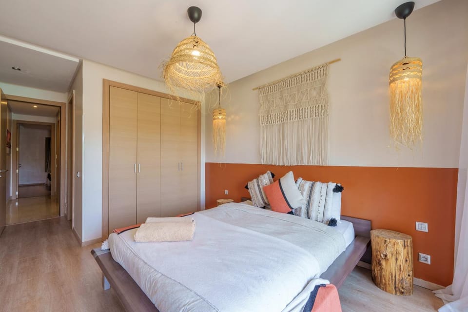 Bed, Photo of the whole room, Bedroom, internet, wardrobe