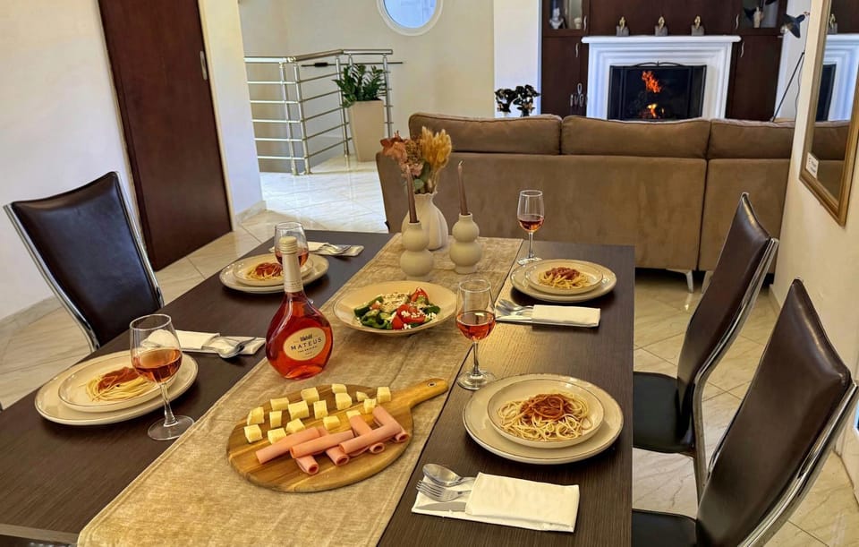 Living room, Seating area, Dining area, Dinner, fireplace