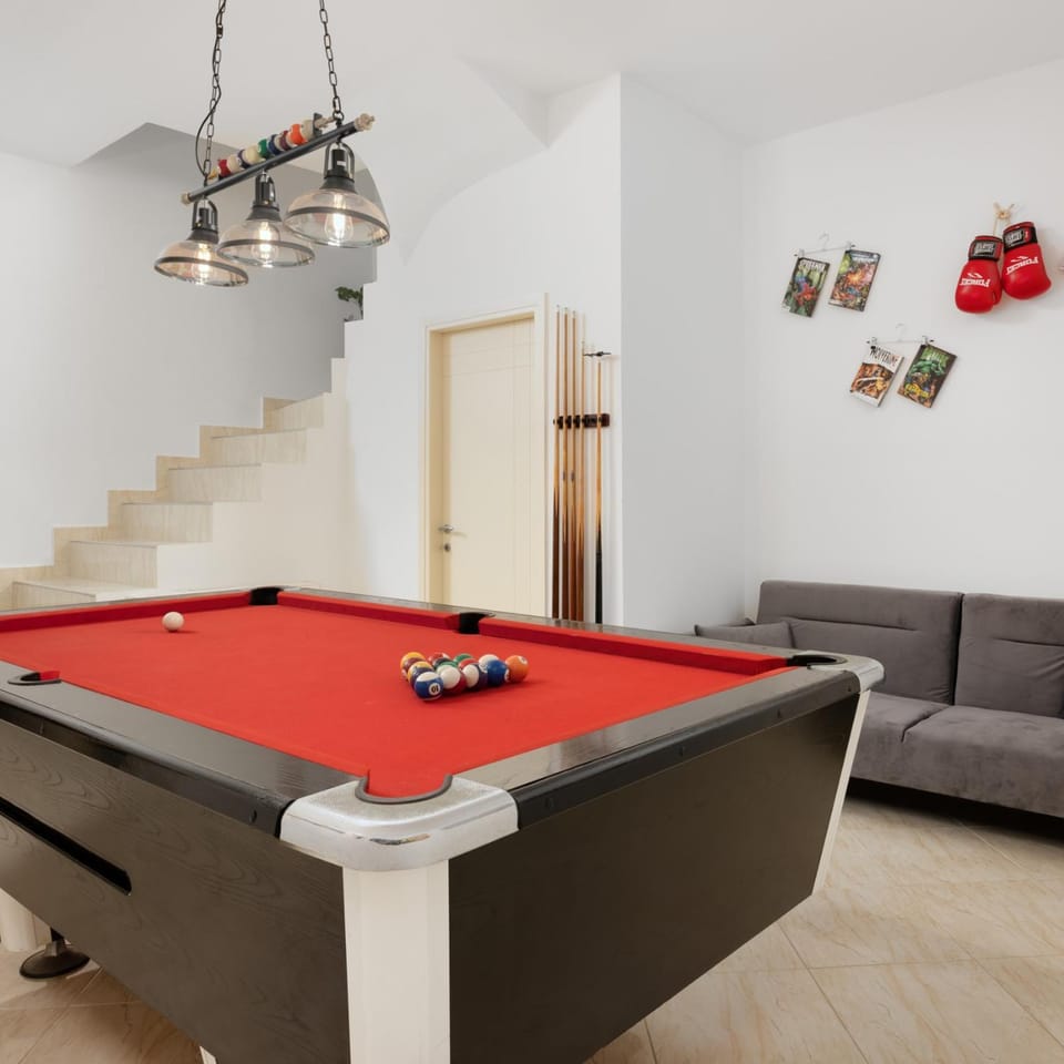Billiard, Game Room, Living room, Seating area