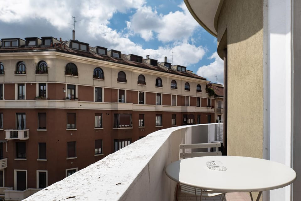 Bright house city center on subway lines 1,2 &3 Apartment in Milan