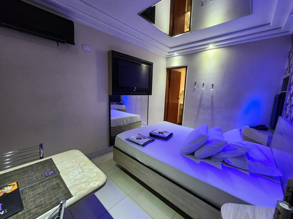 Bed, Bathroom, TV and multimedia, Dining area, Evening entertainment, Bedroom, Meals, towels