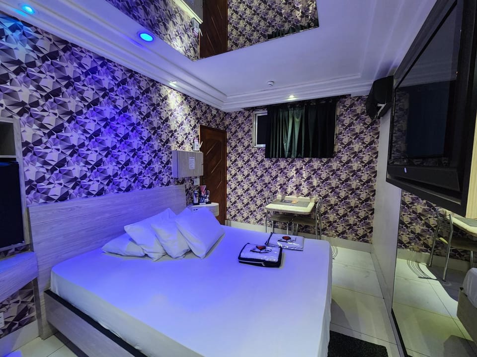 Bed, TV and multimedia, Bedroom, towels