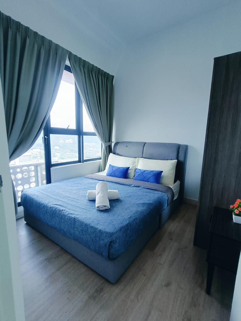 Bed, Photo of the whole room, Bedroom, towels