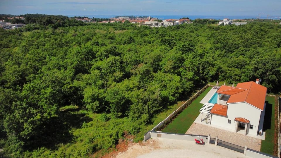 Property building, Nearby landmark, Spring, Day, Natural landscape, Bird's eye view, Sea view, Location