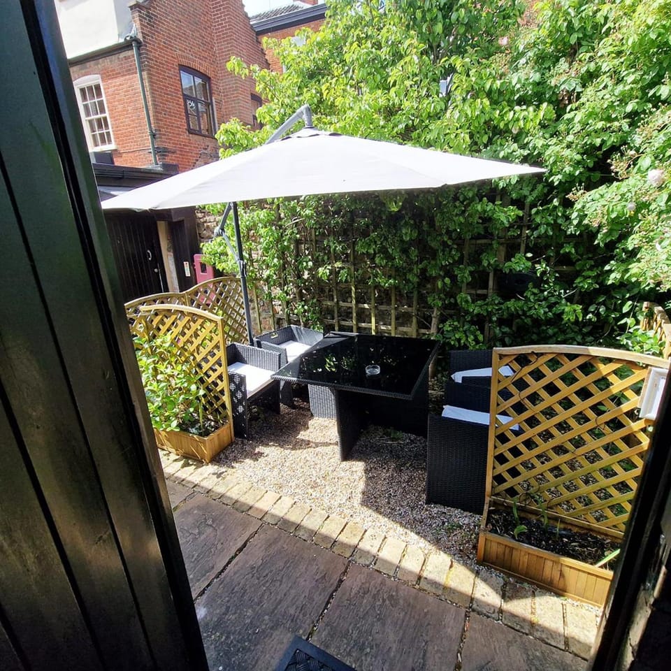 Ground-floor 2-BR 2-Shower Room, Patio & Parking Apartment in Norwich