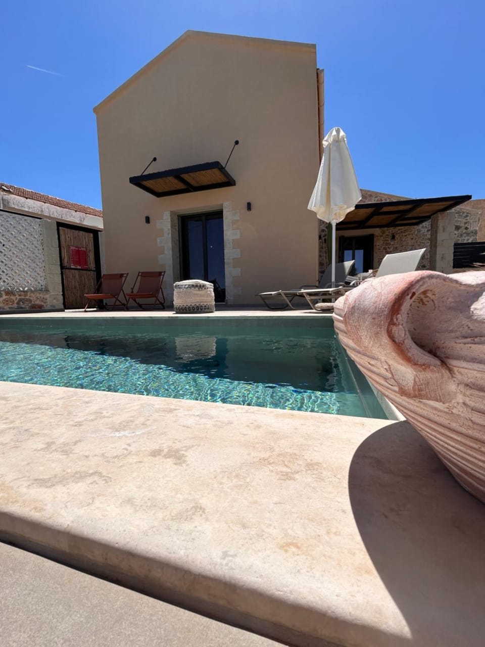 Property building, Patio, Day, Pool view, Swimming pool, sunbed