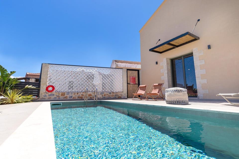 Property building, Patio, Day, Pool view, Swimming pool, sunbed