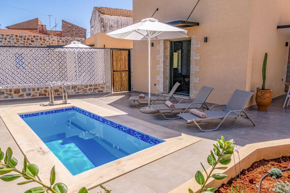 Property building, Day, Pool view, Swimming pool, sunbed