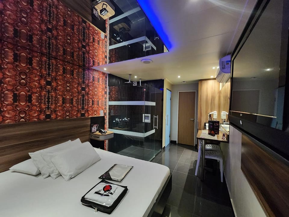 Bathroom, TV and multimedia, Photo of the whole room, Bedroom, oven