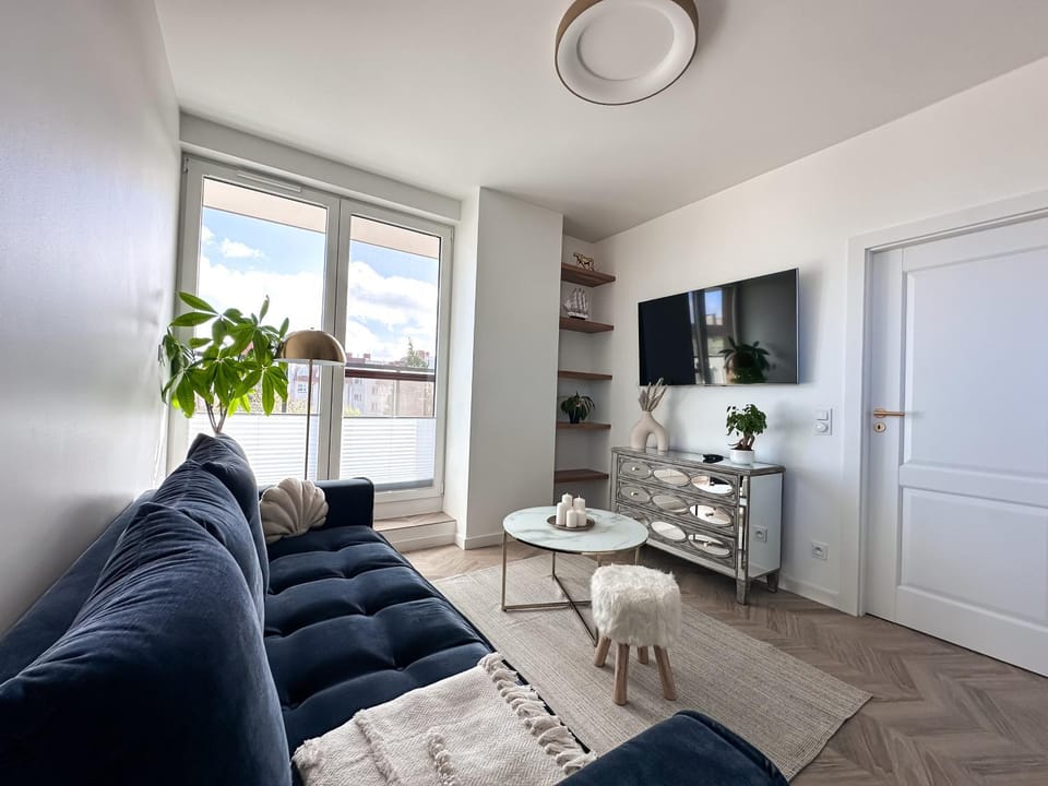 TV and multimedia, Living room, Seating area, City view