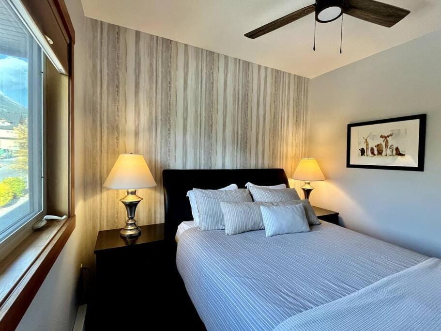 L202 - A Relaxed Vacation- 2BD+2BT, Heated Pool, Hot tubs, Gym, AC, Parkade Apartment in Canmore