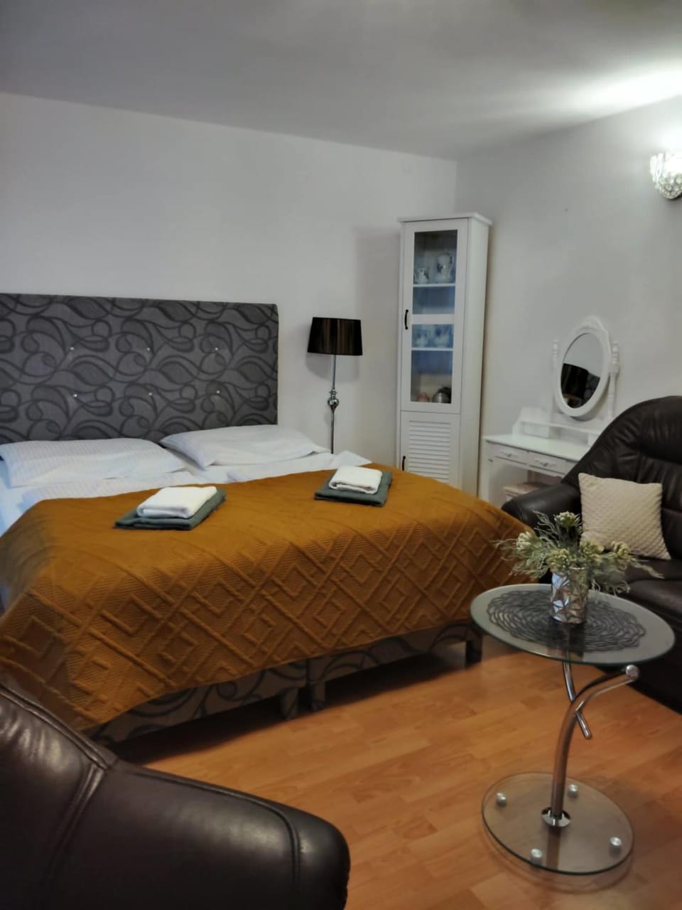 Bed, Living room, Photo of the whole room, Seating area, Bedroom