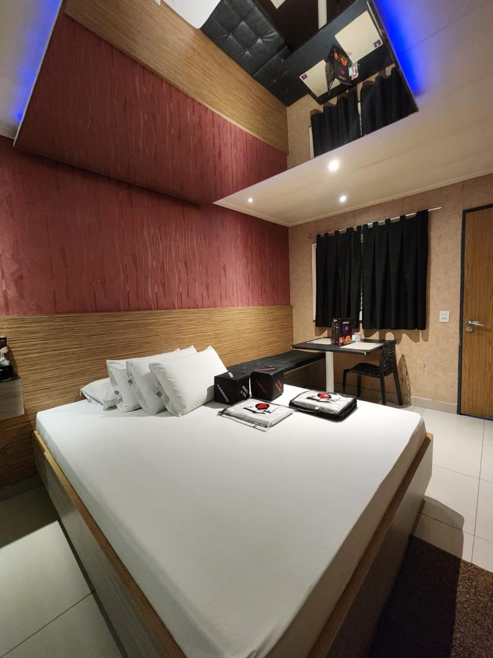 Bed, Dining area, Bedroom, Meals, towels