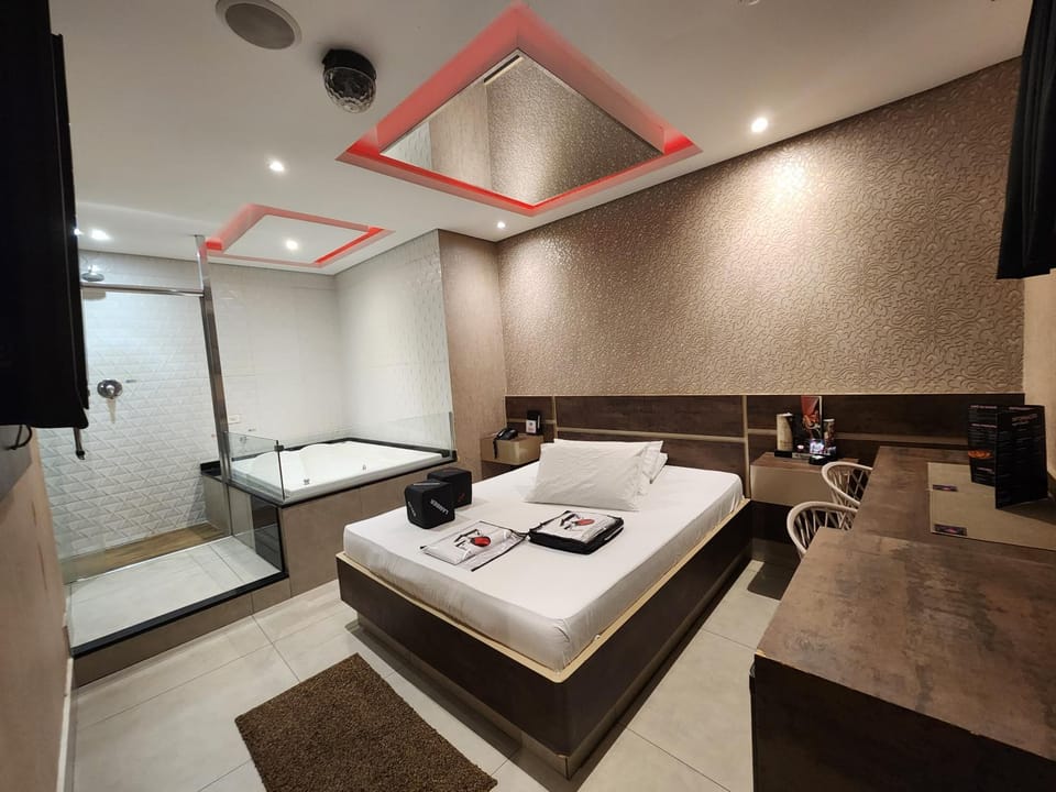 Bed, Hot Tub, Bathroom, Photo of the whole room, Bedroom, Bath, towels