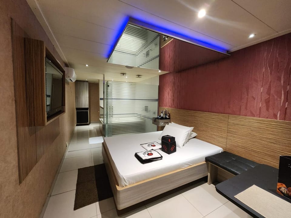 Bed, Bathroom, TV and multimedia, Photo of the whole room, Bedroom, Entertainment, towels, air conditioner