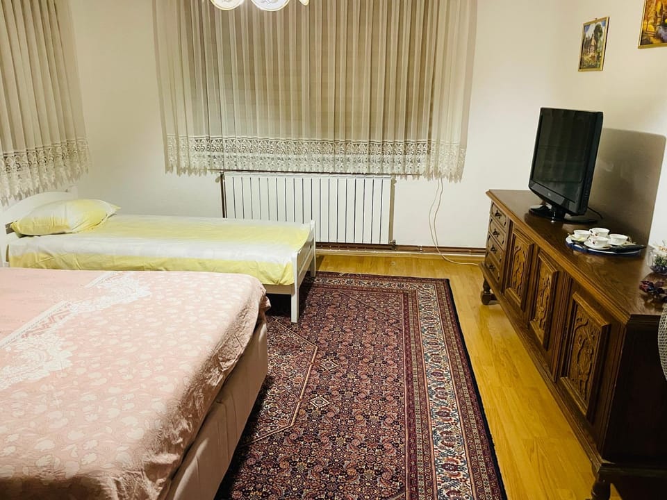 Bed, TV and multimedia, Bedroom