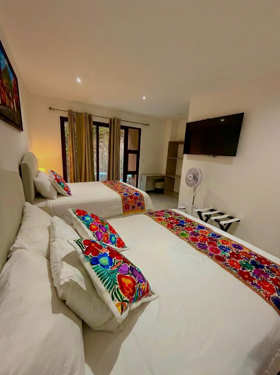 Bed, TV and multimedia, Photo of the whole room, Bedroom