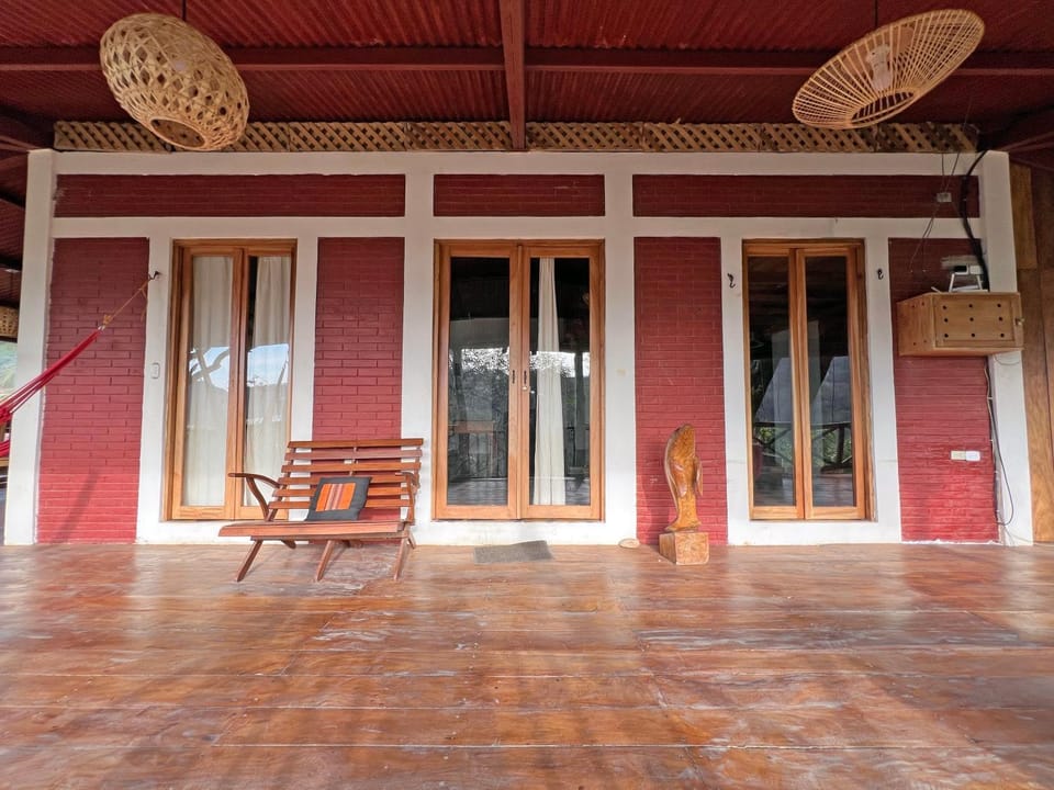 Facade/entrance, Balcony/Terrace