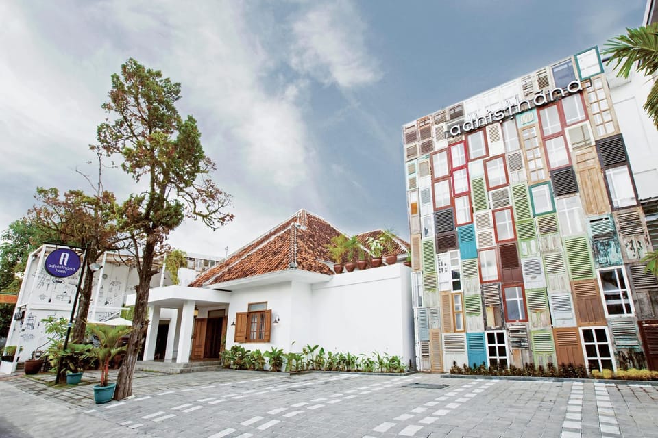 Facade/entrance