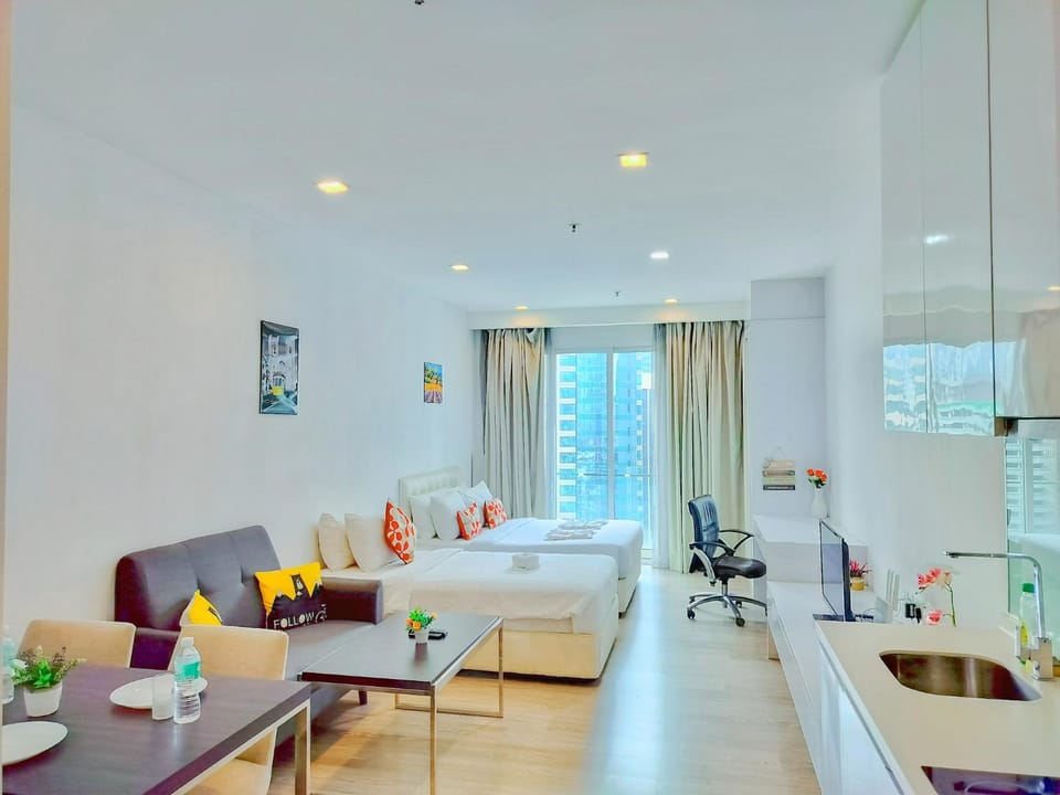 Bed, Living room, Photo of the whole room, Seating area, Bedroom