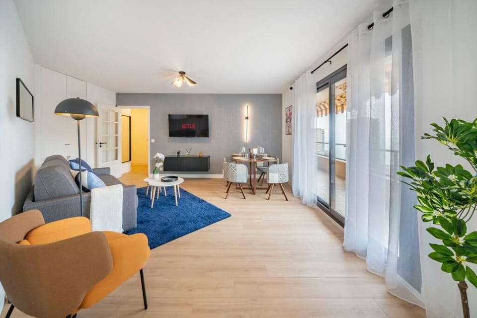 TV and multimedia, Living room, Seating area, Dining area