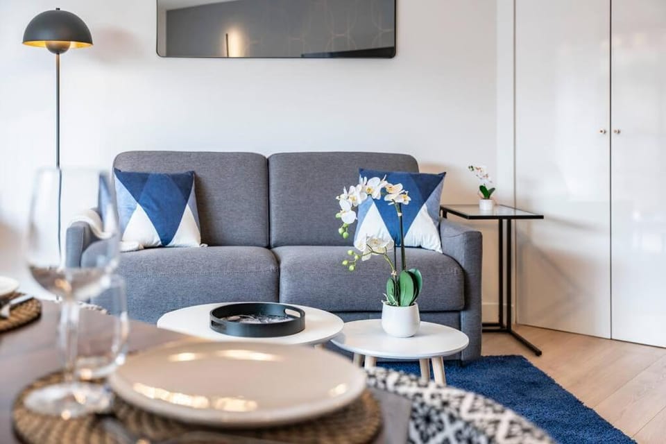 Bed, Living room, Seating area