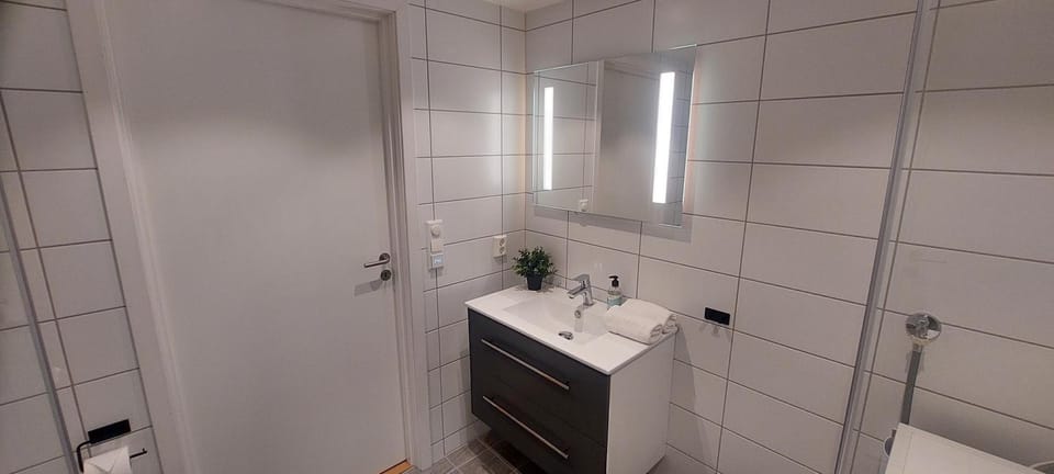 Bathroom, towels, washing machine