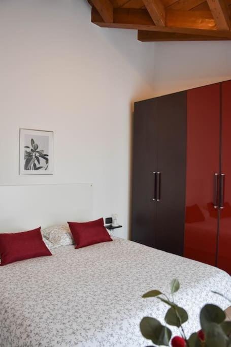 Photo of the whole room, Bedroom, wardrobe