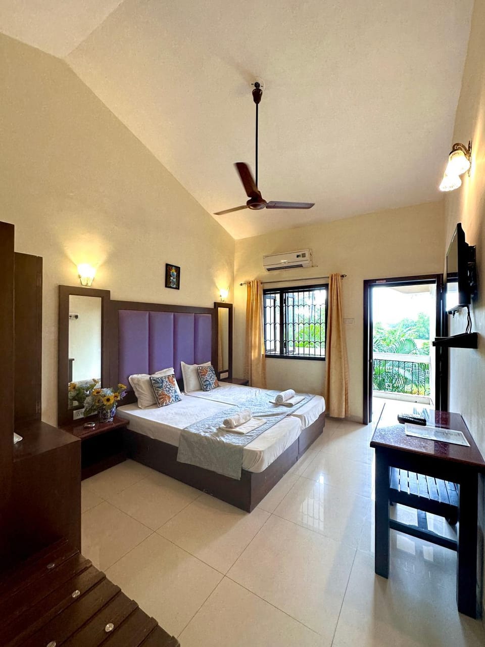 Bed, TV and multimedia, View (from property/room), Balcony/Terrace, Photo of the whole room, Bedroom, Lake view, Pool view, Family, towels, wardrobe, air conditioner