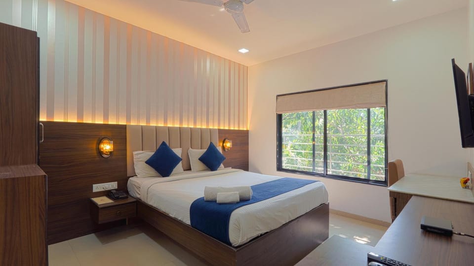 Photo of the whole room, Bedroom