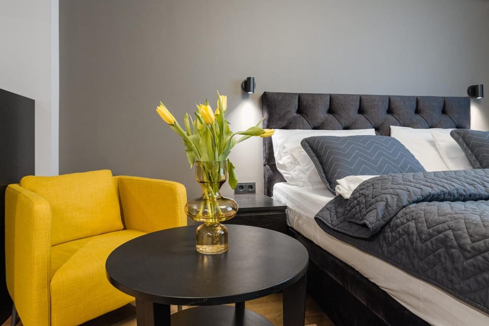 Bed, Seating area