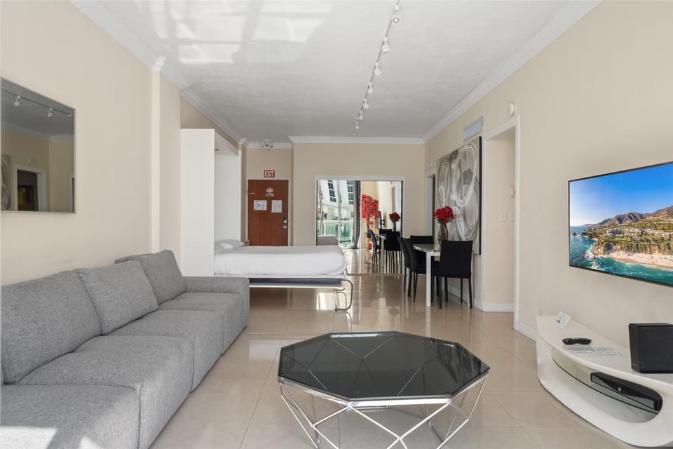 PROMO Komffy Penthouse w King Bed and Ocean view at Tides 16th floor Apartment in Hollywood Beach