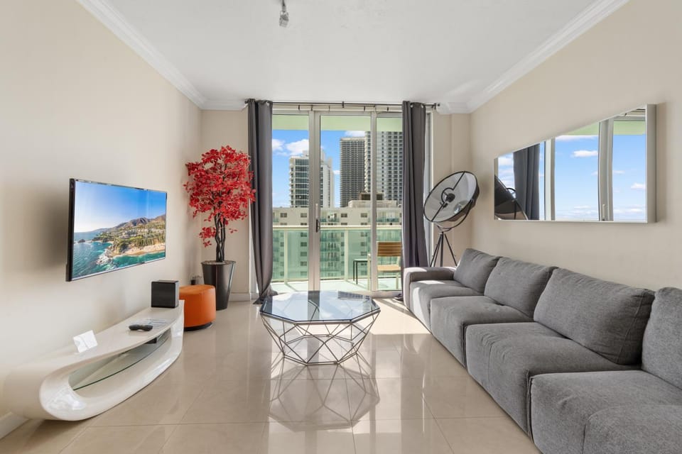 PROMO Komffy Penthouse w King Bed and Ocean view at Tides 16th floor Apartment in Hollywood Beach