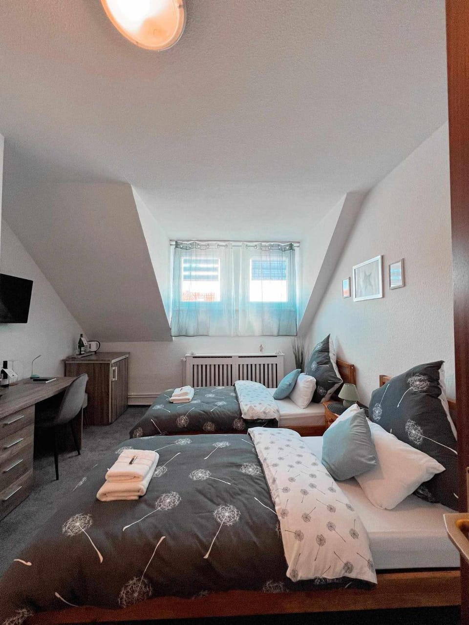Bed, TV and multimedia, Photo of the whole room, Seating area, Bedroom, towels