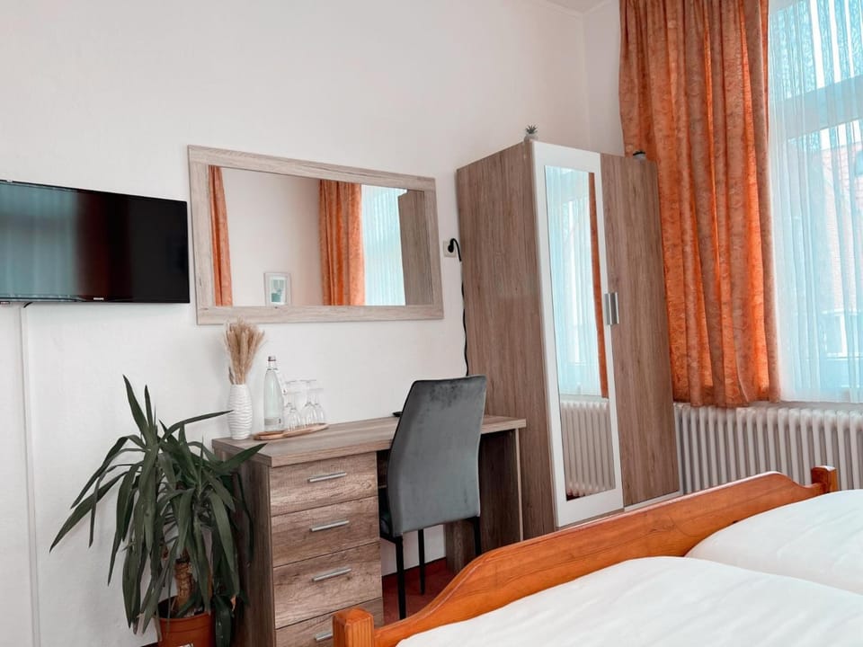 Bed, TV and multimedia, Photo of the whole room, Bedroom, Drinks, hair dresser, internet