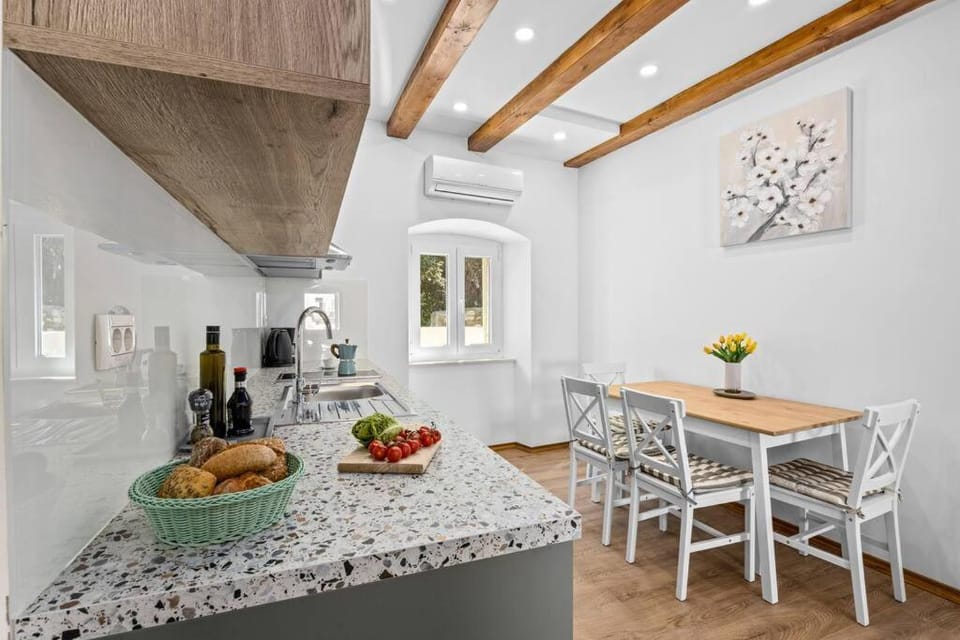 Kitchen or kitchenette, Dining area