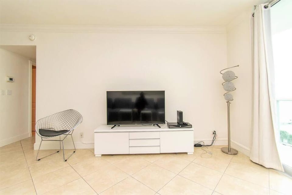 PROMO Komffy Home with King Bed & Ocean View at Tides 7th floor Apartment in Hollywood Beach