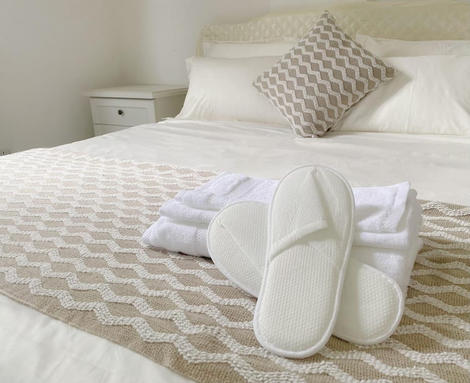 Bed, towels