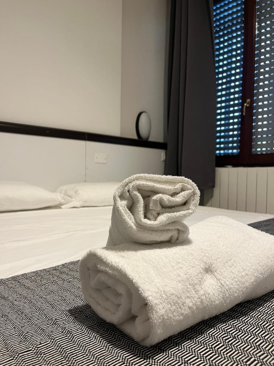 Bed, Bedroom, towels