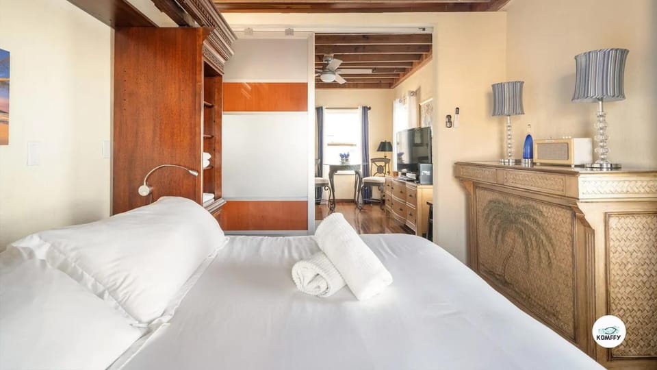 Komffy Studio Waterfront w/King Bed & Free Parking Apartment in Hollywood Beach