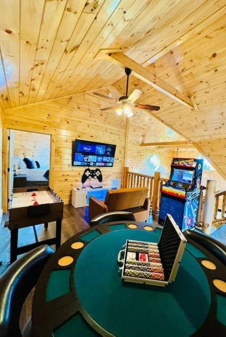 Communal lounge/ TV room, TV and multimedia, Seating area, fireplace