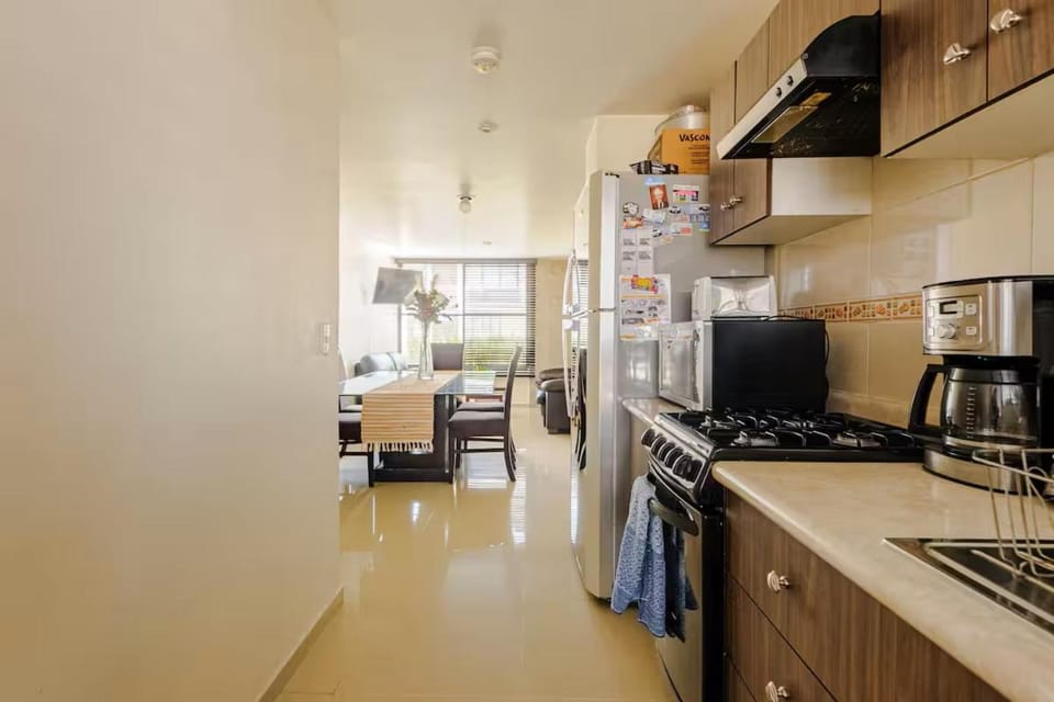 Coffee/tea facilities, Kitchen or kitchenette, Dining area, oven, stove, toaster
