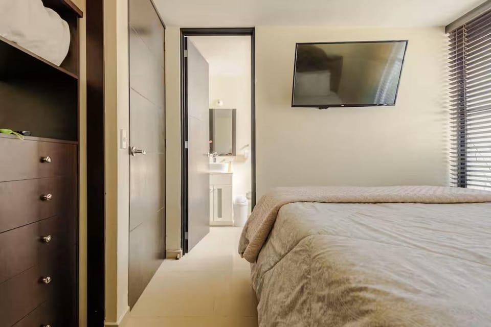 Bed, TV and multimedia, Photo of the whole room, Bedroom