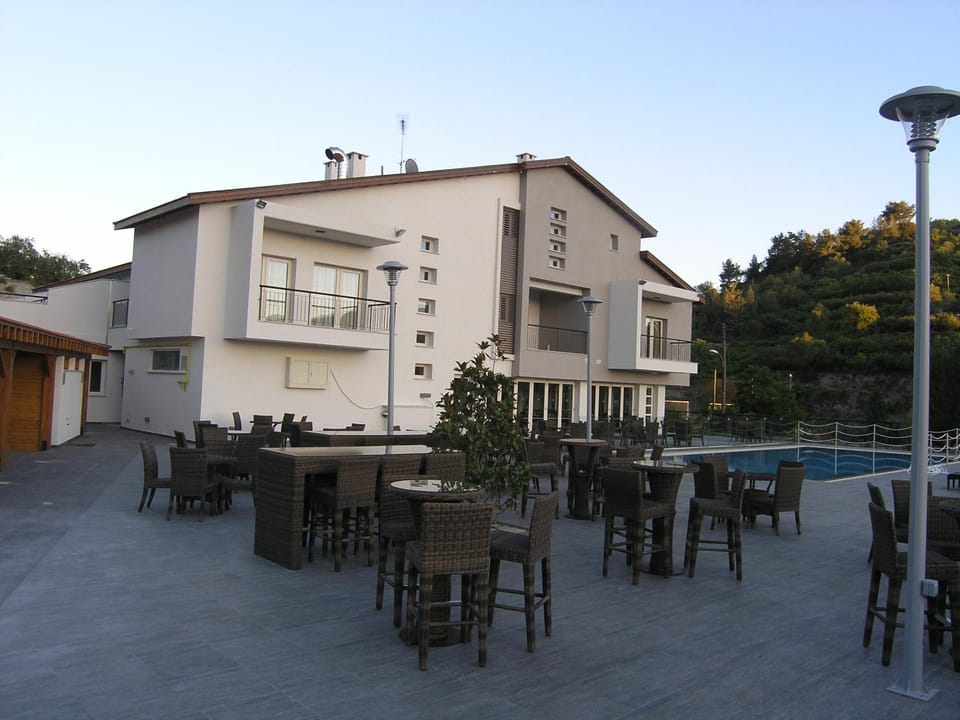 Property building, Day, Lounge or bar, Lounge or bar, Swimming pool, Swimming pool